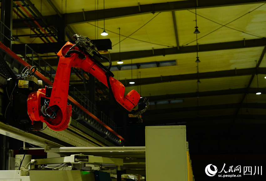 “黑灯产线”在无人状态下照常运行。人民网记者 王波摄